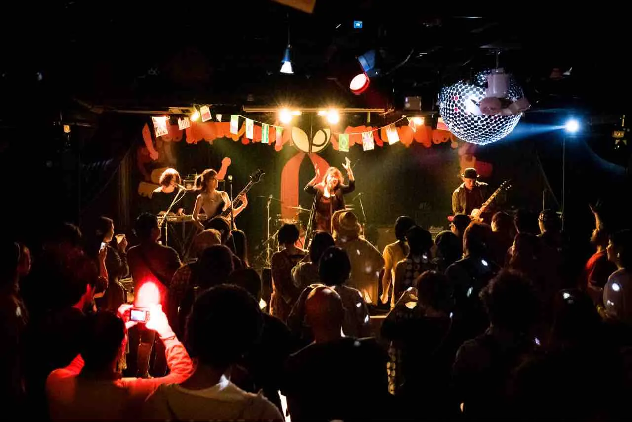 The Voodoo Lounge 무대 공연과 관객